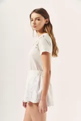 Short negro de viscosa con forro de algodón y detalle de broderie en el ruedo.