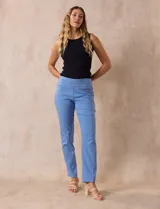 Pantalón celeste en gabardina elastizada marca Zac & Rachel. Pretina ancha con faja interna modeladora. Largo de pierna con costura frontal pespunteada. Trasera con bolsillos ojal simulados.