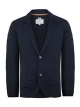 Sweater estilo blazer de punto color azul marino, con cierre frontal de dos botones, solapas clásicas y dos bolsillos frontales tipo parche. Presenta una textura acolchada sutil y un diseño que combina la estructura de un saco con la comodidad de un tejido.