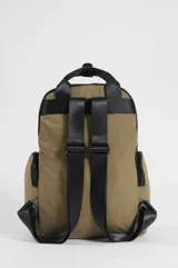 Mochila porta laptop color negro de nylon, con bolsillos laterales con cierre, amplio bolsillo frontal con cierre y llavero decorativo colgante con cuentas de colores. Cuenta con espacio interior acolchado para laptop.