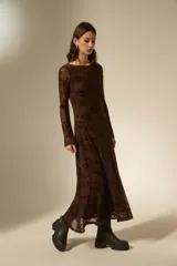 Vestido largo de tul con estampado floral en tono sobre tono, de corte evasé, cuello redondo y mangas largas.