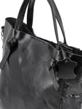 Cartera tipo tote bag plateada, con doble asa corta y correa de cadena extraíble.