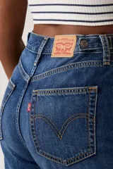 Short de denim azul de tiro medio, con bolsillos clásicos y diseño de corte recto y holgado.