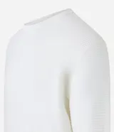 Suéter de punto para hombre, color celeste, con textura acanalada horizontal, cuello redondo y mangas largas con puños ajustados.