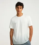 Remera deportiva blanca de poliéster y elastano, con cuello redondo, manga corta y estampa degradé.