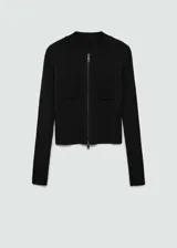 Chaqueta de punto fino color negro, con diseño entallado, cuello redondo, manga larga y cierre frontal con cremallera completa.