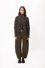 Sweater de punto con diseño de rayas verticales en relieve y textura trenzada, color terracota y beige. Presenta cuello redondo, corte holgado y diseño cropped.