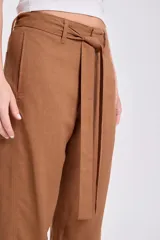 Pantalón casual de tiro alto color marrón con pierna ancha y cinturón de lazo a juego.