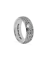 Anillo de plata con textura grabada que simula el patrón de rayas de una cebra, con el logo de la marca Twojeys grabado en el interior.