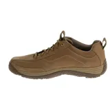Zapato de estilo urbano Caterpillar, confeccionado en nobuk color marrón, con cordones, suela de goma texturizada y logo de la marca grabado en el lateral y el talón.