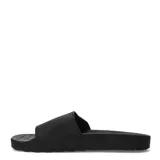 Sandalias de tipo slide de color negro con suela texturizada y tira ancha superior que incluye el logotipo de la marca en relieve de color blanco.