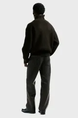 Pantalón de cinco bolsillos en tejido revestido con efecto lavado, de corte relajado y piernas rectas, con cierre de botón.