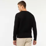 Sweater de punto con cuello redondo y diseño de mini trenzas verticales en toda la prenda. Presenta puños y ruedo acanalados.