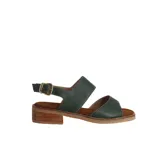 Sandalias de cuero verde con dos tiras, taco bajo de madera y cierre con hebilla.