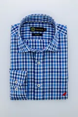 Camisa de hombre slim fit con cuello abotonado y estampado a cuadros azules y blancos. Tiene manga larga con puños abotonados y un logo de pájaro bordado en rojo en el bajo.