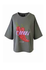 Remera gris con estampado de dos chiles rojos y texto en color lila.