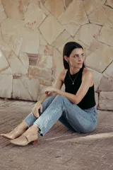 Zapato de charol negro con hebilla metálica ajustable y taco cuadrado.