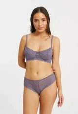 Conjunto de lencería color lila con encaje floral, compuesto por un soutien con aro, breteles regulables y microtul, y una bombacha tipo hipster de encaje.