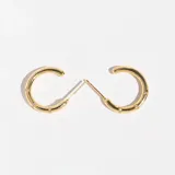 Aros argollas dorados de acero con baño de oro de 18k, diseño abierto tipo criollo y tres pequeños cristales incrustados en el frente de cada uno.
