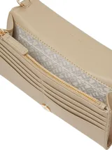 Cartera Tommy Hilfiger color beige con diseño acolchado a rombos, insignia del monograma TH dorada en la parte delantera, cierre de solapa magnético y correa ajustable.