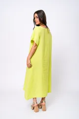 Vestido midi verde flúor de lino, corte holgado, escote redondo y manga corta.