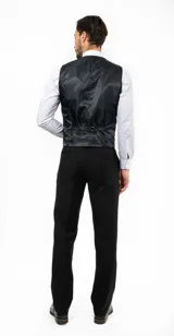Chaleco negro de vestir con cuello en V y cierre abotonado.
