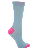 Medias de bambú de caña media, color celeste con talón y puntera en fucsia, y detalle de logo de pato bordado en el puño.