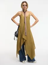 Vestido midi de ramio en color verde oliva, con escote en V, breteles finos y corte evasé con terminación en picos asimétricos.