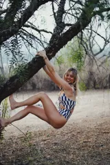 Traje de baño entero de lycra estampada, con diseño geométrico de rombos en azul marino y blanco. Presenta escote delantero con abertura central regulable y breteles ajustables.