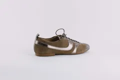 Zapato tipo ballerina acordonado, color negro con detalles en dorado.