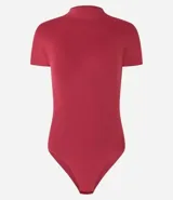 Body manga corta color borgoña, con cuello redondo medio y cierre inferior.