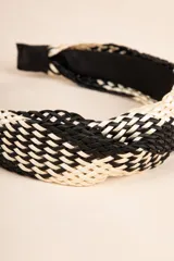 Vincha trenzada de color negro y beige.