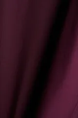 Top de manga larga de punto suave, color bordó, con escote asimétrico de un hombro descubierto y detalle de tejido drapeado cruzado. Presenta ajuste entallado con costuras fruncidas en los laterales.
