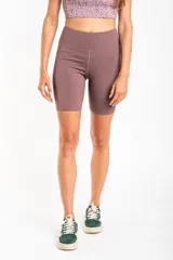 Short tipo biker de tiro alto, confeccionado en tejido técnico elástico de secado rápido, con costuras reforzadas y bolsillos laterales integrados.