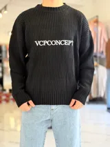 Sweater de tejido de punto acanalado negro, con cuello redondo y el texto "VCPCONCEPT" bordado en el pecho en color blanco.