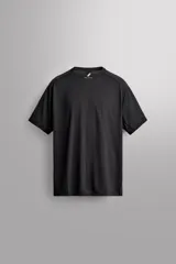 Camiseta de entrenamiento regular fit Zara Athleticz de color negro, confeccionada en tejido técnico fluido y ligero con zonas perforadas para mayor transpirabilidad. Cuenta con cuello redondo, manga corta ranglán, costuras planas y aberturas laterales en el bajo.