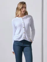 Cardigan tejido color blanco, marca Ninety. Escote a la base y abertura central con botones metálicos dorados. Delantera con bolsillos simulados con botón dorado.