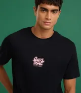 Remera de algodón, corte comfort, color negro, con cuello redondo y mangas cortas. Presenta un estampado grande en la espalda con la frase "Chill Time" en tipografía psicodélica rosa y contornos blancos.