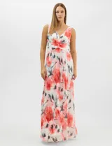 Vestido largo de chifón plisado con estampado floral en tonos rojos y grises sobre fondo blanco. Presenta escote en V pronunciado con panel de microtul, cintura drapeada con nudo central y falda amplia con capa frontal asimétrica. Incluye forro interior y cierre invisible en la espalda.