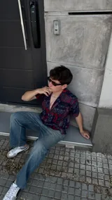 Camisa manga corta con estampado de cachemir en tonos azul, rojo y blanco.