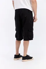 Bermuda cargo azul marino con bolsillos frontales amplios y bolsillos laterales con solapa en las piernas, cintura con pasadores y corte relajado hasta la rodilla.