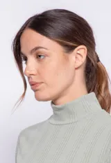 Polera de cuello alto y manga larga, confeccionada en tejido de punto acanalado con ajuste al cuerpo.