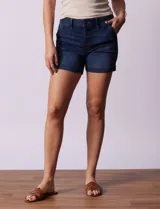 Short blanco de algodón elastizado, con pretina con pasadores, botón y cierre. Delantera con bolsillos inclinados y trasera con bolsillos simulados.