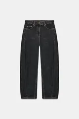 Jeans de tiro medio con corte balloon leg y largo al tobillo. Presenta diseño de cinco bolsillos, cintura con trabillas y cierre frontal con cremallera y botón metálico.