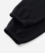 Pantalón jogger de algodón con felpa, color beige, con cintura elástica, cordón ajustable, bolsillos laterales y puños elásticos en los tobillos.