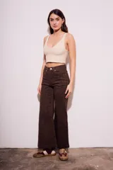 Pantalón de jean marrón con estampado animal print, corte flare y tiro medio.