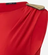 Vestido midi sin mangas color rojo, confeccionado en microfibra con elastano. Presenta un diseño drapeado en el lateral de la cintura con un adorno metálico en forma de gota, escote redondo y una abertura lateral en la falda.