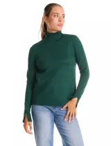 Polera de cuello alto confeccionada en tejido de punto fino, con mangas largas y detalle de tajo en los puños.