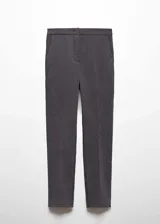 Pantalon de vestir corte skinny, color gris oscuro, con tiro medio, bolsillos laterales y cierre frontal con cremallera y botón.