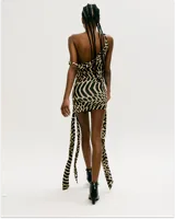 Vestido corto con estampado animal print, de un solo hombro y falda drapeada con lazos laterales.